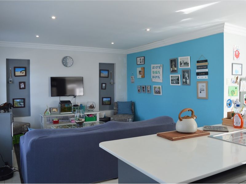 Secure living 3 bedroom 2 bathroom home in Gonubie East London - Photo 3