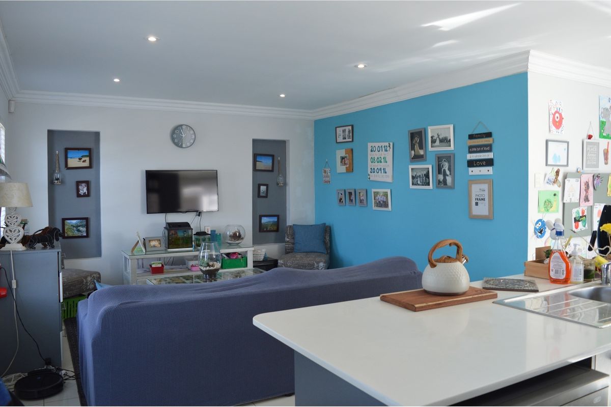 Secure living 3 bedroom 2 bathroom home in Gonubie East London - Photo 3