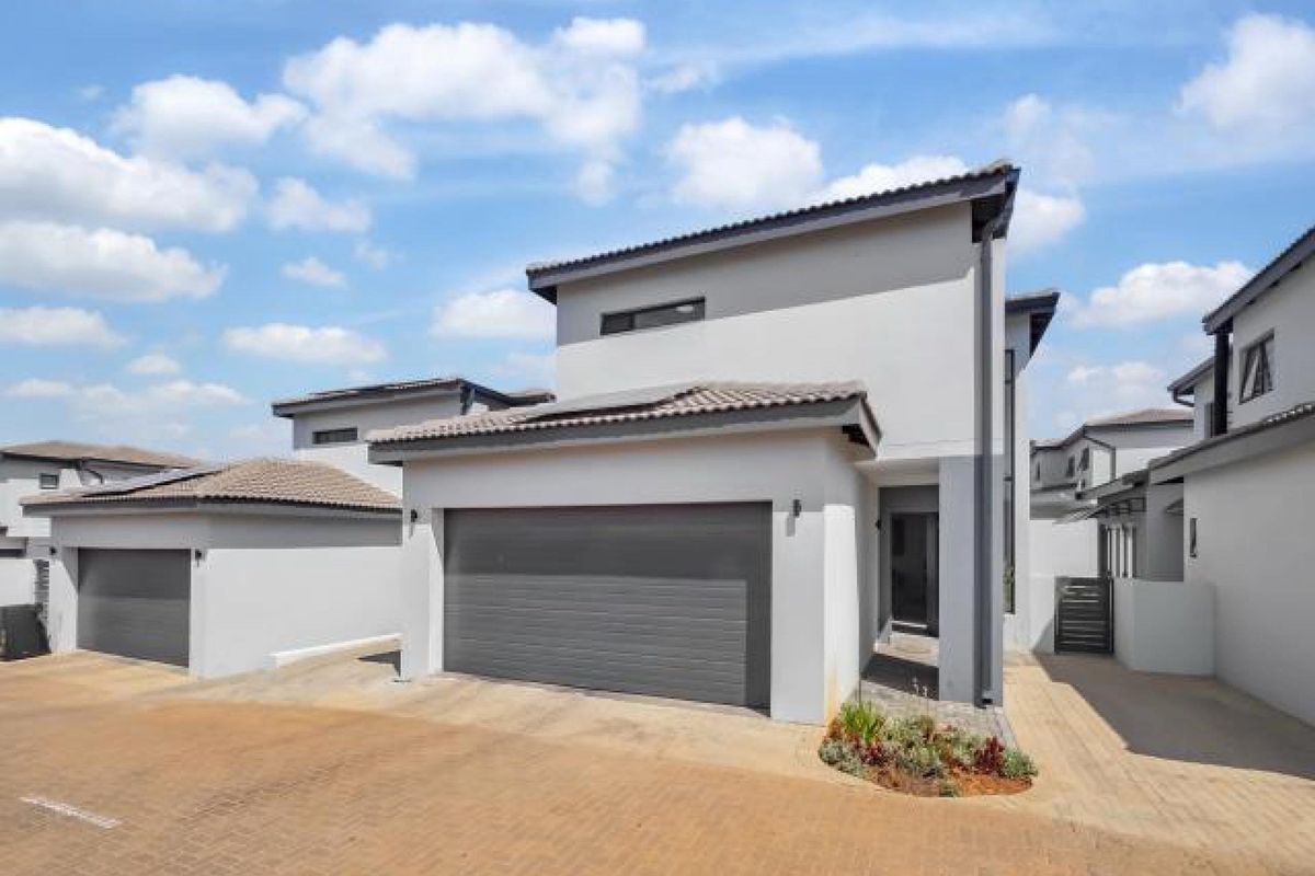 Luxury Townhouse in Little Falls Awaits You - Photo 2