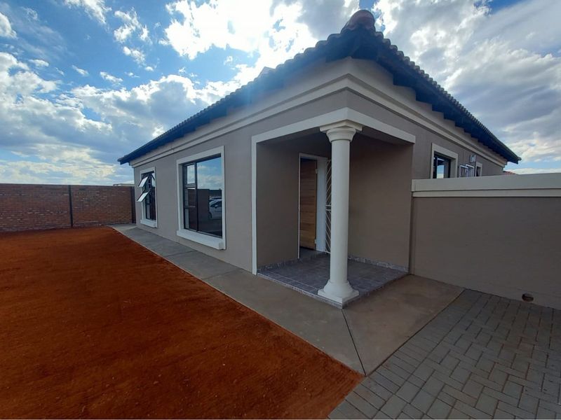 "Dream Home in Kimdustria: Modern 3-Bedroom Gem "and there no transfer and bond cost - Photo 2