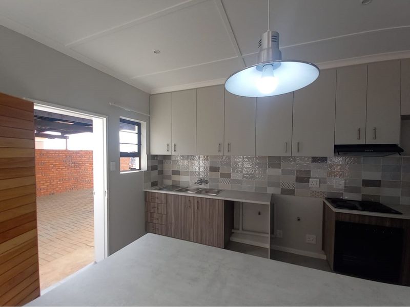 "Dream Home in Kimdustria: Modern 3-Bedroom Gem "and there no transfer and bond cost - Photo 8