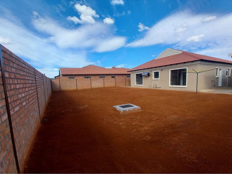 "Dream Home in Kimdustria: Modern 3-Bedroom Gem "and there no transfer and bond cost - Photo 6