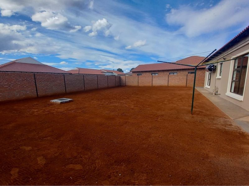 "Dream Home in Kimdustria: Modern 3-Bedroom Gem "and there no transfer and bond cost - Photo 5