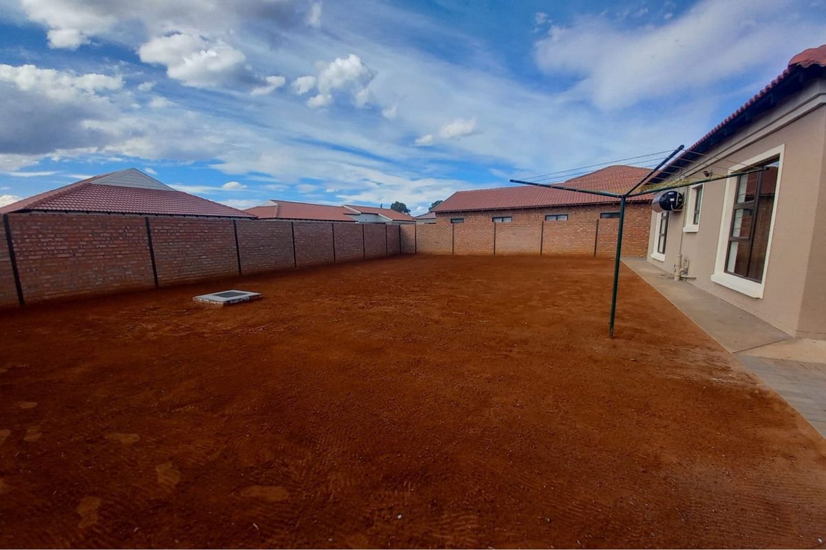 "Dream Home in Kimdustria: Modern 3-Bedroom Gem "and there no transfer and bond cost - Photo 5