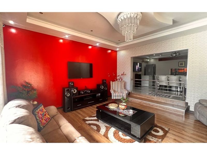 Amanzimtoti Gem 4 bedroom House with Pool and Beautiful Garden - Photo 10