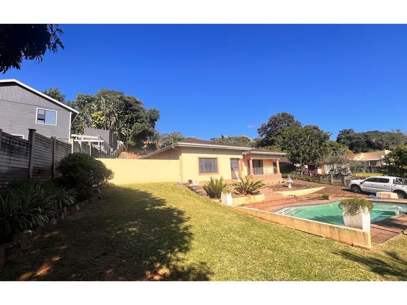 Amanzimtoti Gem 4 bedroom House with Pool and Beautiful Garden - Photo 2