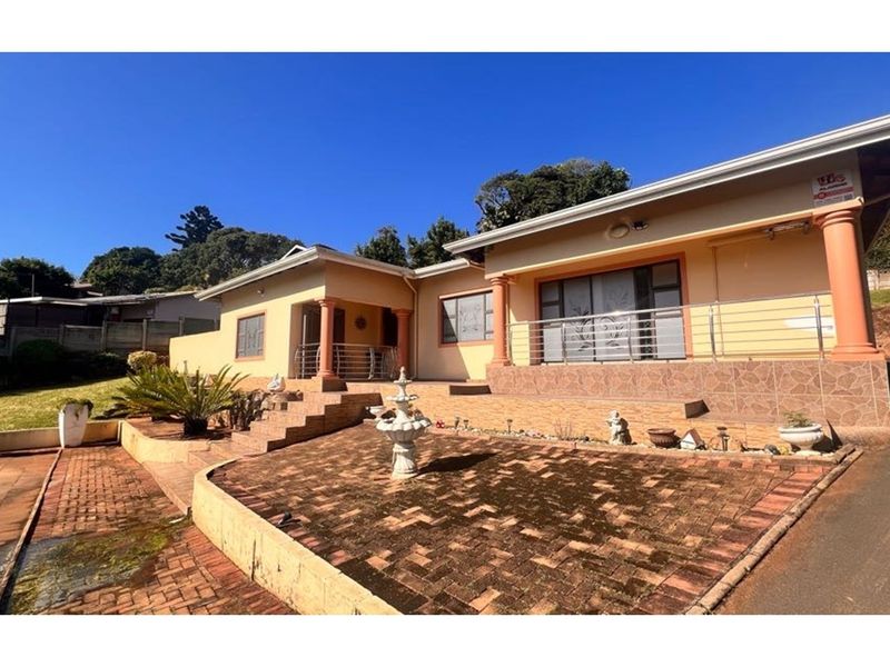 Amanzimtoti Gem 4 bedroom House with Pool and Beautiful Garden - Photo 3