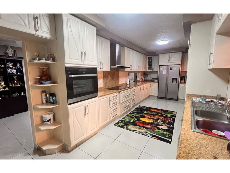 Amanzimtoti Gem 4 bedroom House with Pool and Beautiful Garden - Photo 9