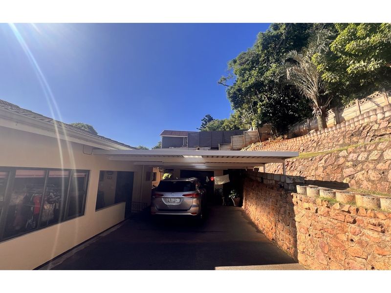 Amanzimtoti Gem 4 bedroom House with Pool and Beautiful Garden - Photo 8