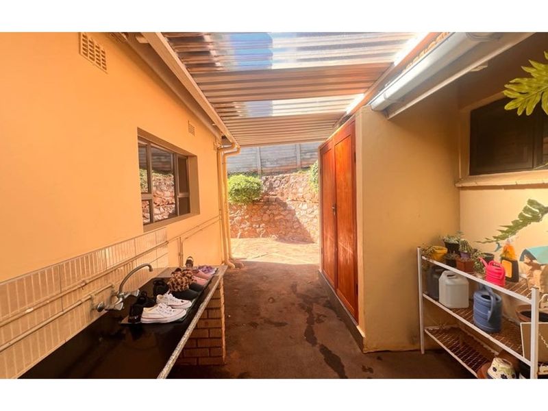 Amanzimtoti Gem 4 bedroom House with Pool and Beautiful Garden - Photo 7