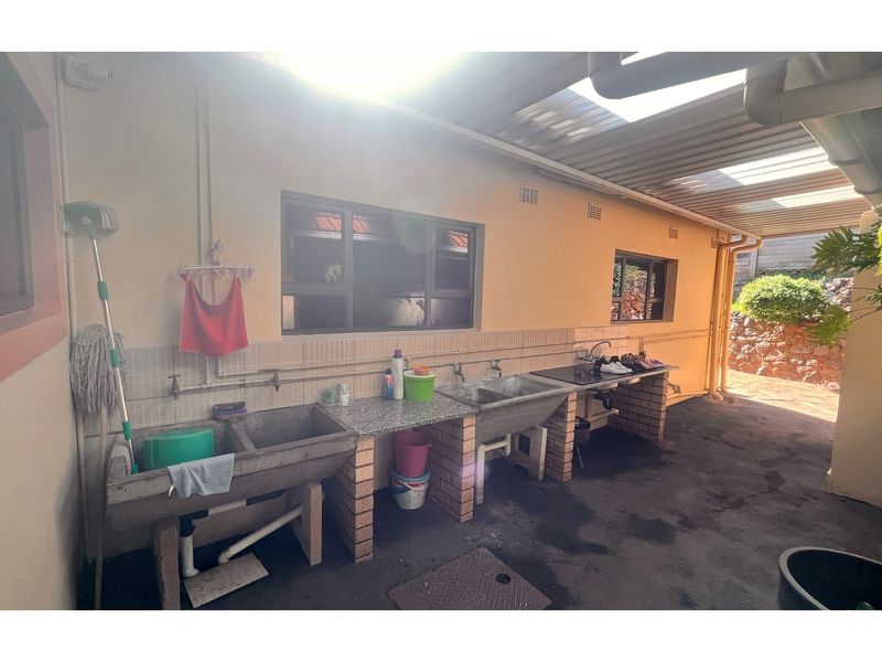 Amanzimtoti Gem 4 bedroom House with Pool and Beautiful Garden - Photo 6