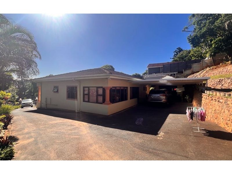 Amanzimtoti Gem 4 bedroom House with Pool and Beautiful Garden - Photo 5