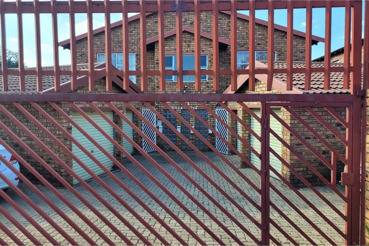 Charming 3-Bedroom Flat in Turffontein, Gauteng - Photo 2