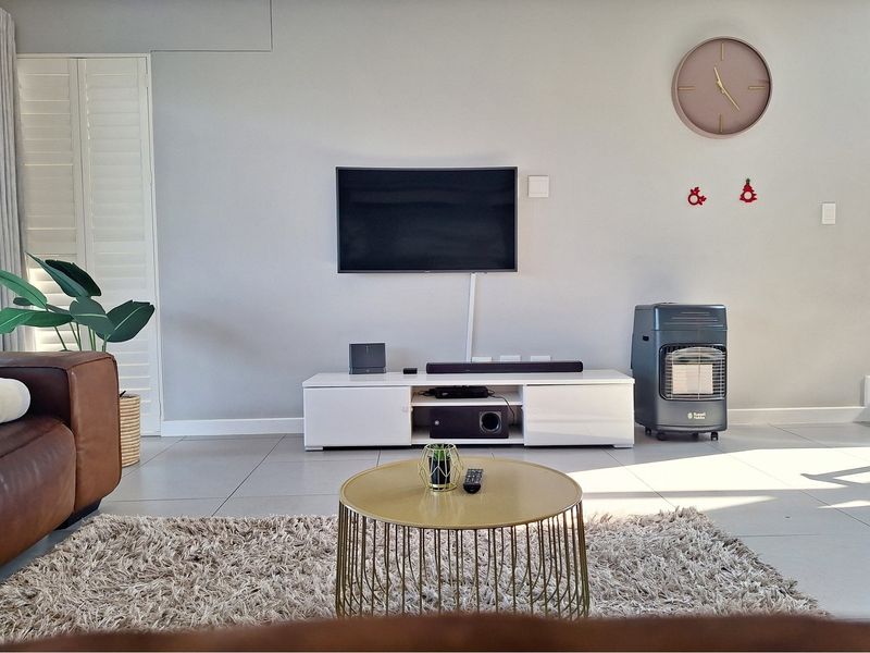 Modern Elegance Meets Tranquil Estate Living at Palm Lakes Estate - Photo 10