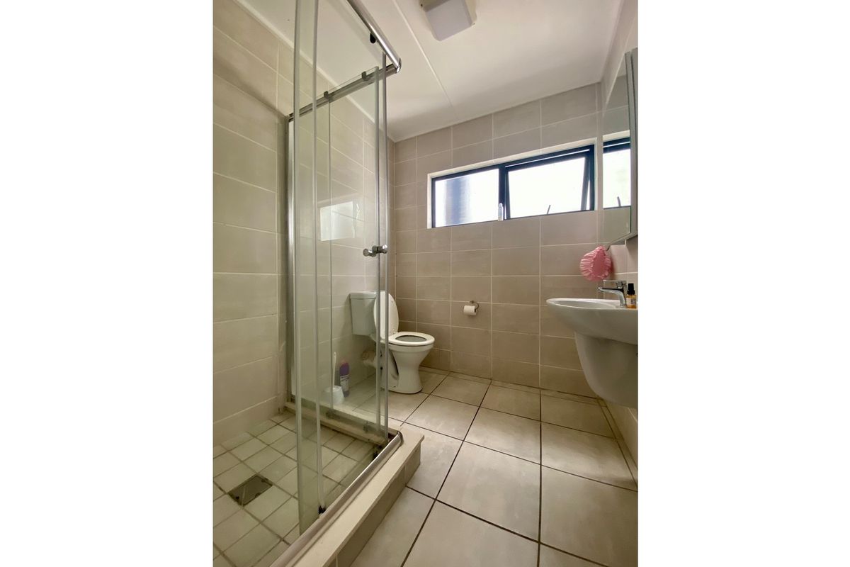 1 Bedroom Apartment in Linbro Park - Photo 4