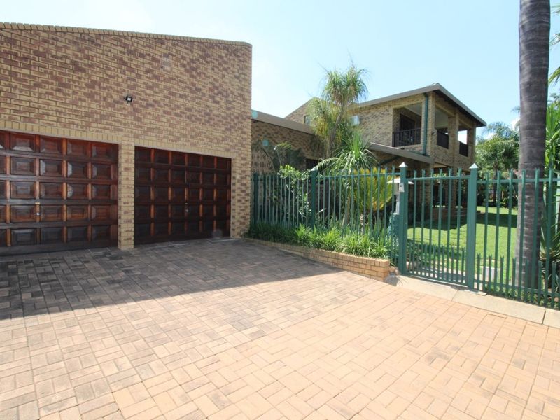 Bela-Bela large 5 bedroom house - entertainer's dream - suited for guest house - Photo 3