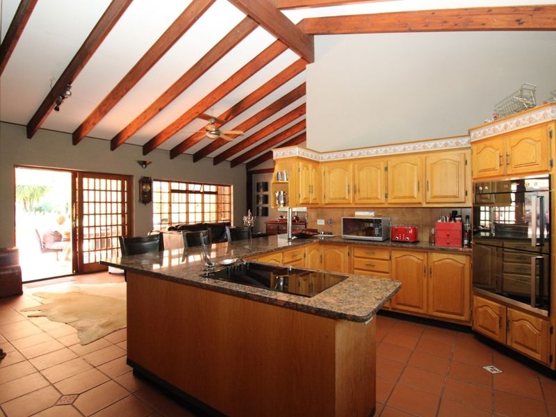 Bela-Bela large 5 bedroom house - entertainer's dream - suited for guest house - Photo 10