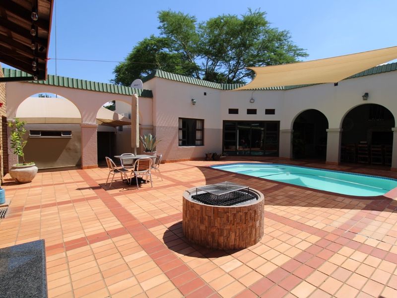 Bela-Bela large 5 bedroom house - entertainer's dream - suited for guest house - Photo 2