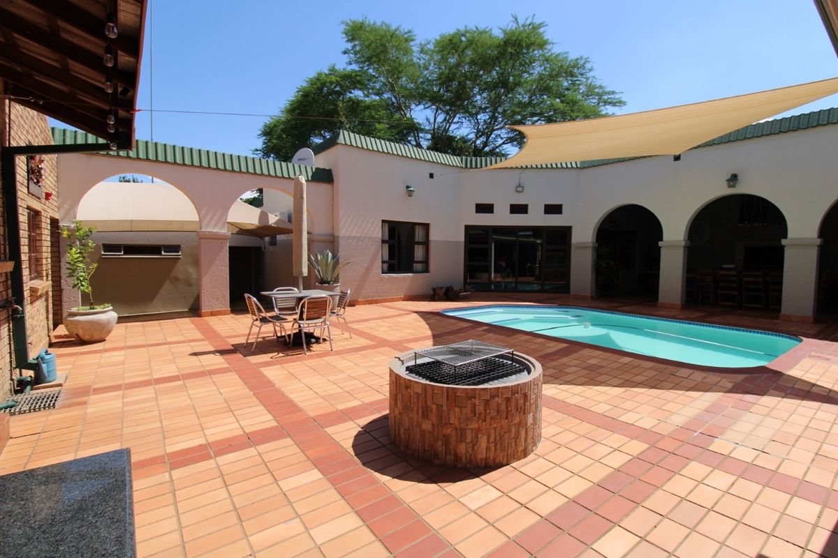 Bela-Bela large 5 bedroom house - entertainer's dream - suited for guest house - Photo 2