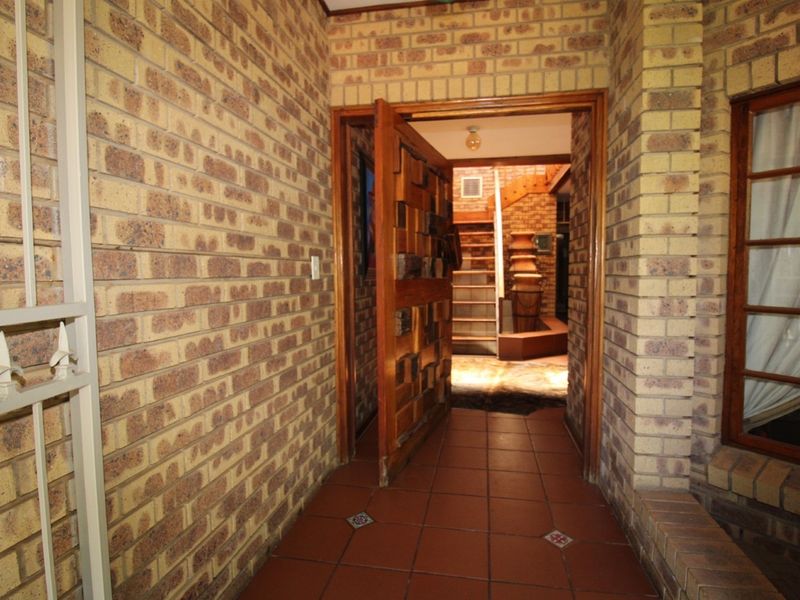 Bela-Bela large 5 bedroom house - entertainer's dream - suited for guest house - Photo 4