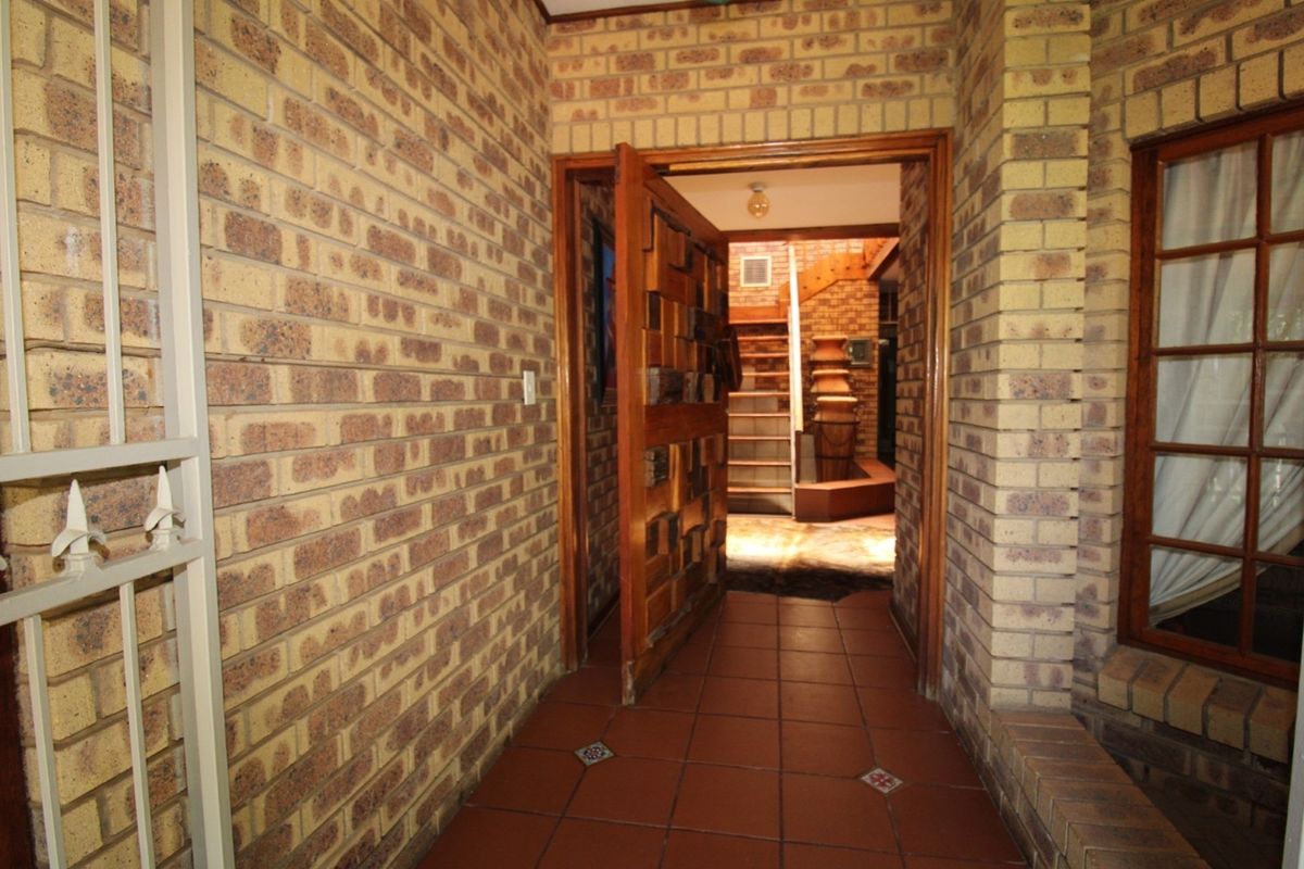 Bela-Bela large 5 bedroom house - entertainer's dream - suited for guest house - Photo 4