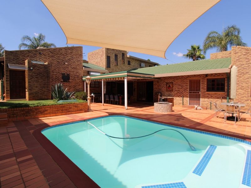 Bela-Bela large 5 bedroom house - entertainer's dream - suited for guest house - Photo 1