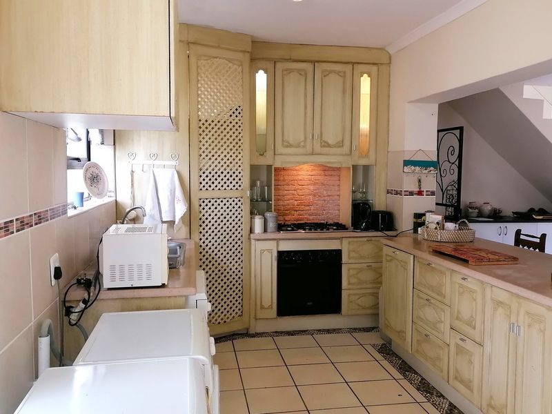 Charming three bedroom home in a secure gated community - Photo 6