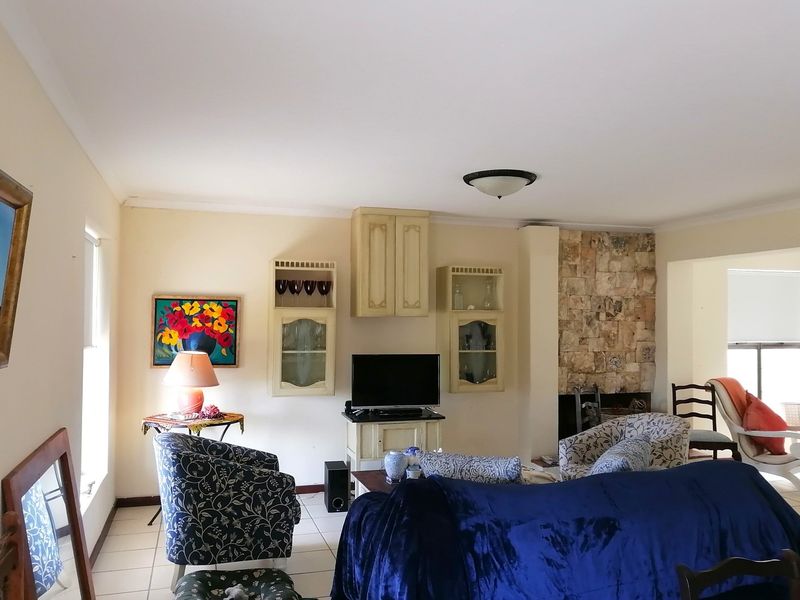 Charming three bedroom home in a secure gated community - Photo 4