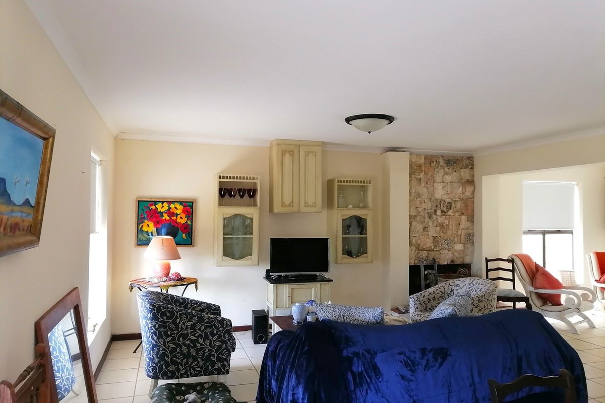 Charming three bedroom home in a secure gated community - Photo 4