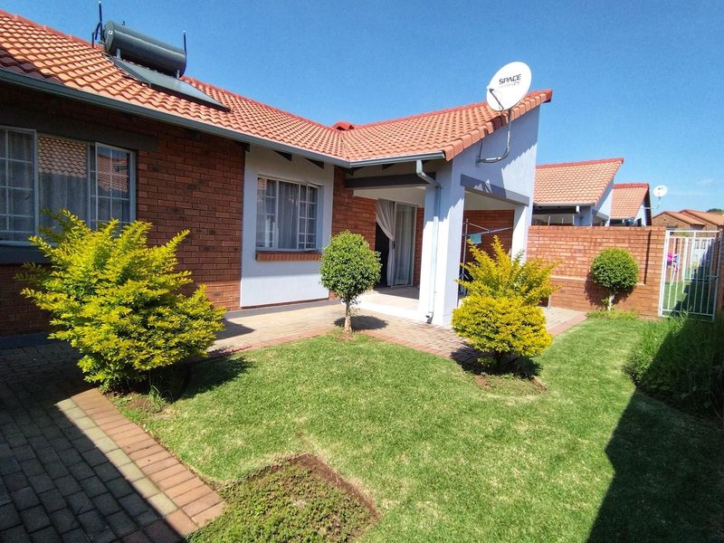 2 Bedroom Townhouse For Sale - Photo 1