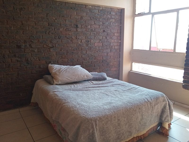 PRICE REDUCED Spacious 2-Bed Apartment, Lock-up Garage - Photo 8