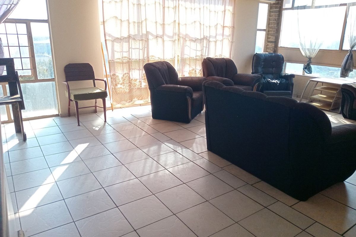 PRICE REDUCED Spacious 2-Bed Apartment, Lock-up Garage - Photo 2