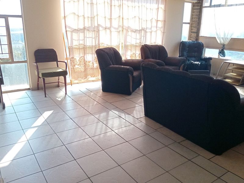 PRICE REDUCED Spacious 2-Bed Apartment, Lock-up Garage - Photo 2