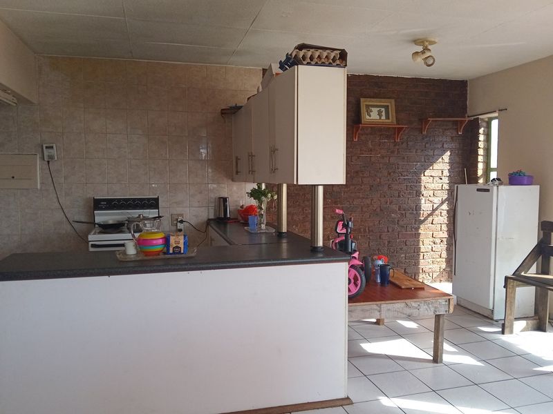 PRICE REDUCED Spacious 2-Bed Apartment, Lock-up Garage - Photo 3