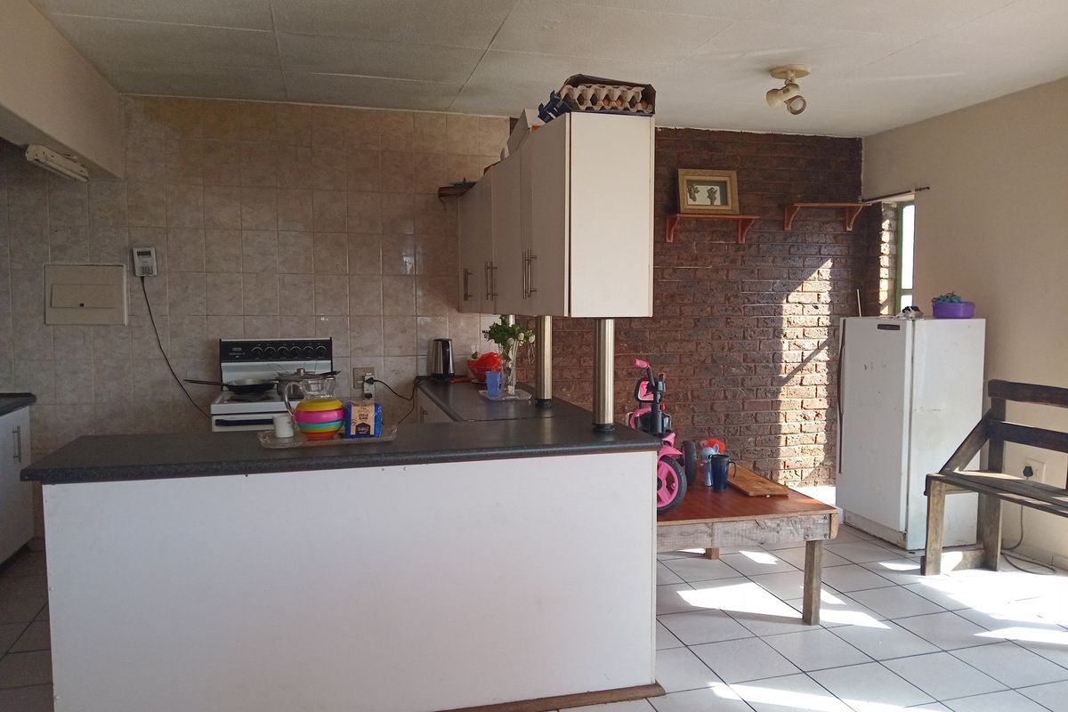 PRICE REDUCED Spacious 2-Bed Apartment, Lock-up Garage - Photo 3