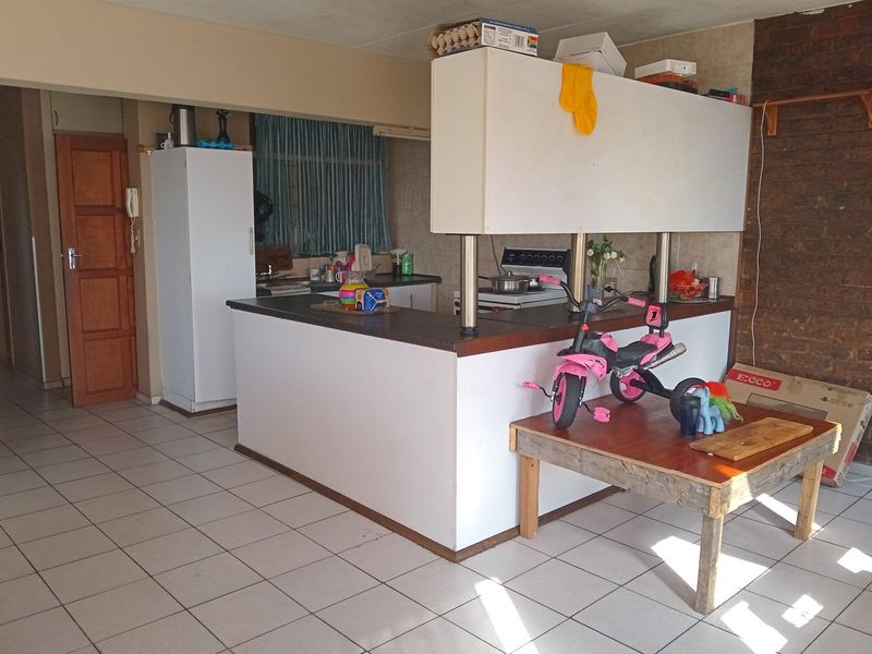 PRICE REDUCED Spacious 2-Bed Apartment, Lock-up Garage - Photo 4