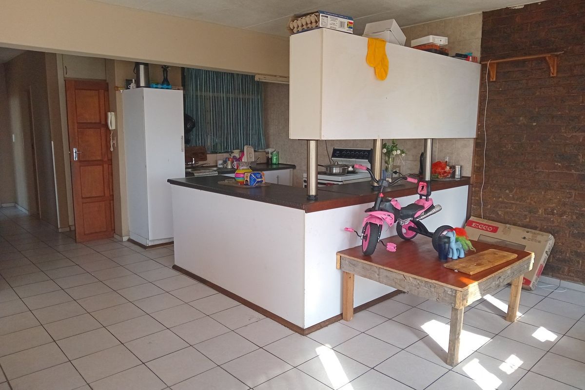 PRICE REDUCED Spacious 2-Bed Apartment, Lock-up Garage - Photo 4