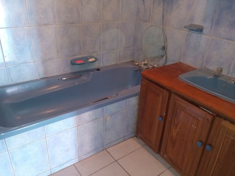 PRICE REDUCED Spacious 2-Bed Apartment, Lock-up Garage - Photo 5