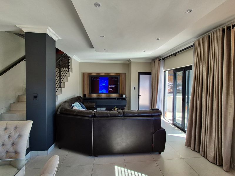 Exquisite 3-Bedroom, 2.5-Bathroom Double-Storey Unit in the Prestigious Dukes Gate Estate - Photo 5