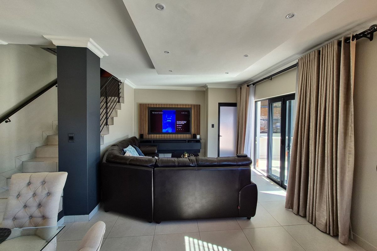 Exquisite 3-Bedroom, 2.5-Bathroom Double-Storey Unit in the Prestigious Dukes Gate Estate - Photo 5