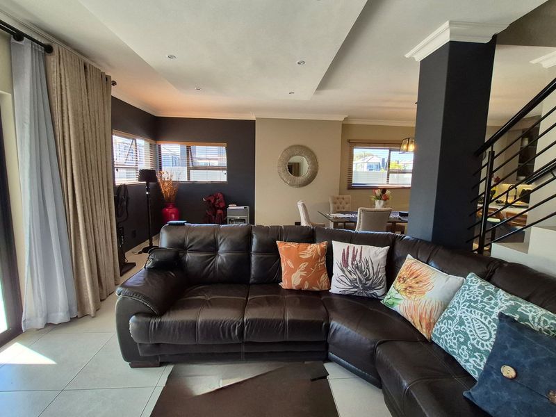 Exquisite 3-Bedroom, 2.5-Bathroom Double-Storey Unit in the Prestigious Dukes Gate Estate - Photo 2