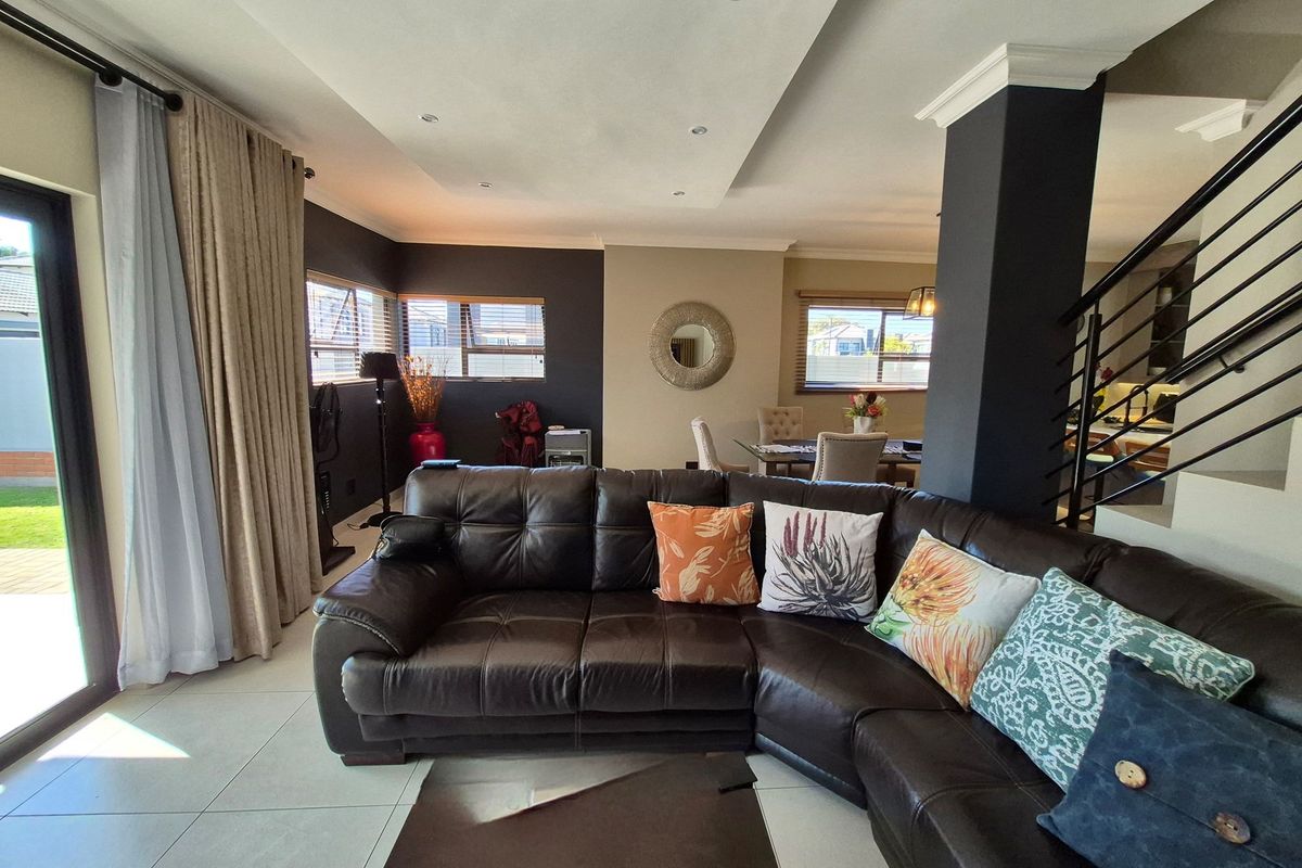 Exquisite 3-Bedroom, 2.5-Bathroom Double-Storey Unit in the Prestigious Dukes Gate Estate - Photo 2