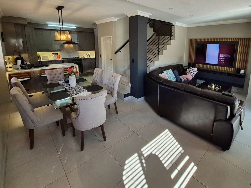 Exquisite 3-Bedroom, 2.5-Bathroom Double-Storey Unit in the Prestigious Dukes Gate Estate - Photo 4