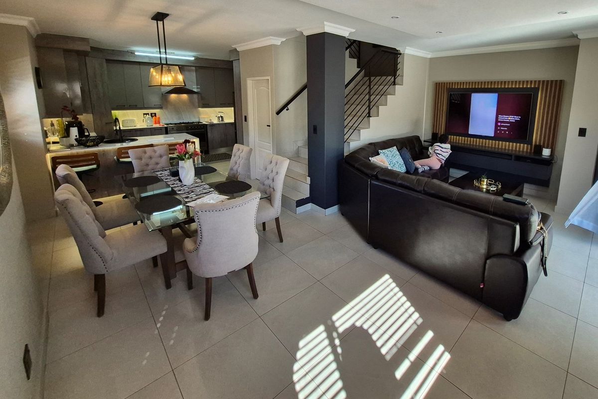 Exquisite 3-Bedroom, 2.5-Bathroom Double-Storey Unit in the Prestigious Dukes Gate Estate - Photo 4