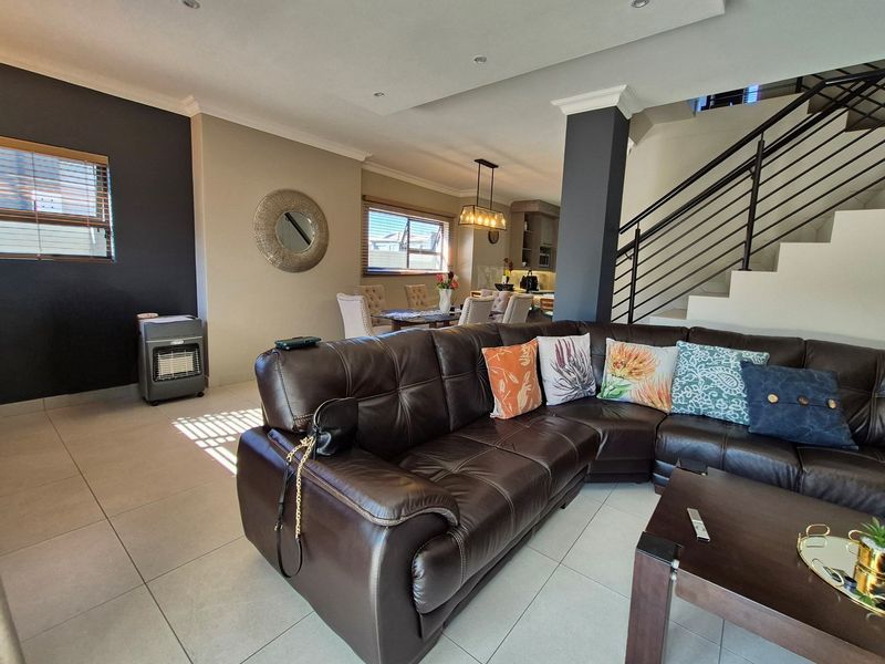 Exquisite 3-Bedroom, 2.5-Bathroom Double-Storey Unit in the Prestigious Dukes Gate Estate - Photo 3