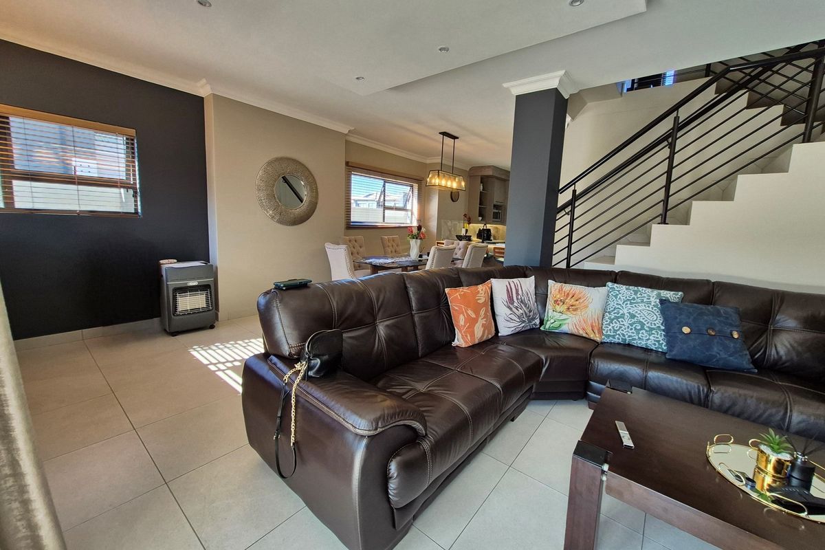 Exquisite 3-Bedroom, 2.5-Bathroom Double-Storey Unit in the Prestigious Dukes Gate Estate - Photo 3