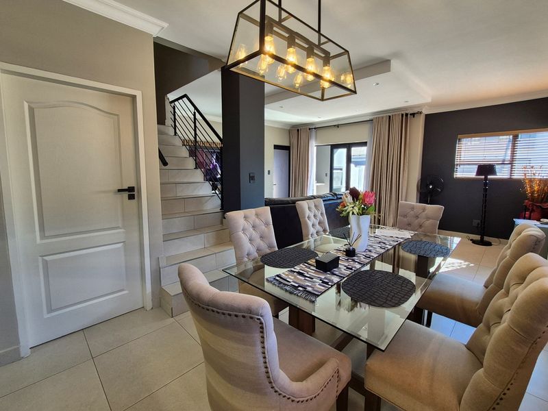 Exquisite 3-Bedroom, 2.5-Bathroom Double-Storey Unit in the Prestigious Dukes Gate Estate - Photo 6