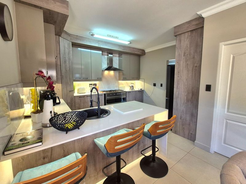 Exquisite 3-Bedroom, 2.5-Bathroom Double-Storey Unit in the Prestigious Dukes Gate Estate - Photo 7