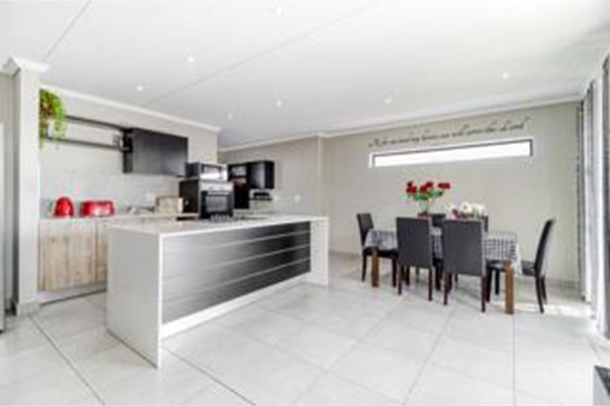 "Idyllic Lifestyle Retreat: Modern 4-Bed Home Lion Pride Lifestyle" - Photo 5