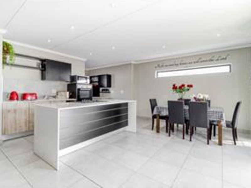 "Idyllic Lifestyle Retreat: Modern 4-Bed Home Lion Pride Lifestyle" - Photo 5